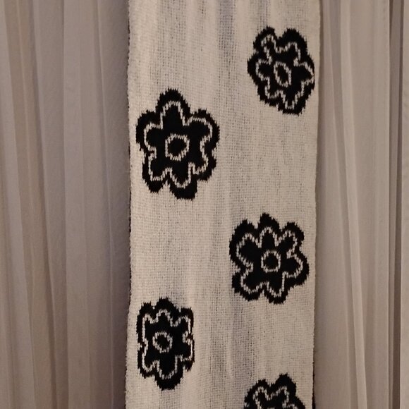 American Eagle black and white oversized flower chunky knit scarf reversible - Picture 4 of 7